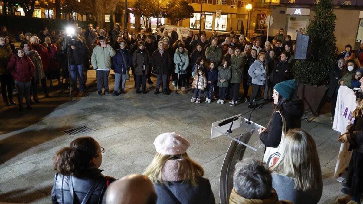 La comunidad educativa concentrada ayer frente al concello de Redondela.