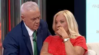 Bárbara Rey sorprende en TVE con una pulsera que pide la dimisión de Pedro Sánchez