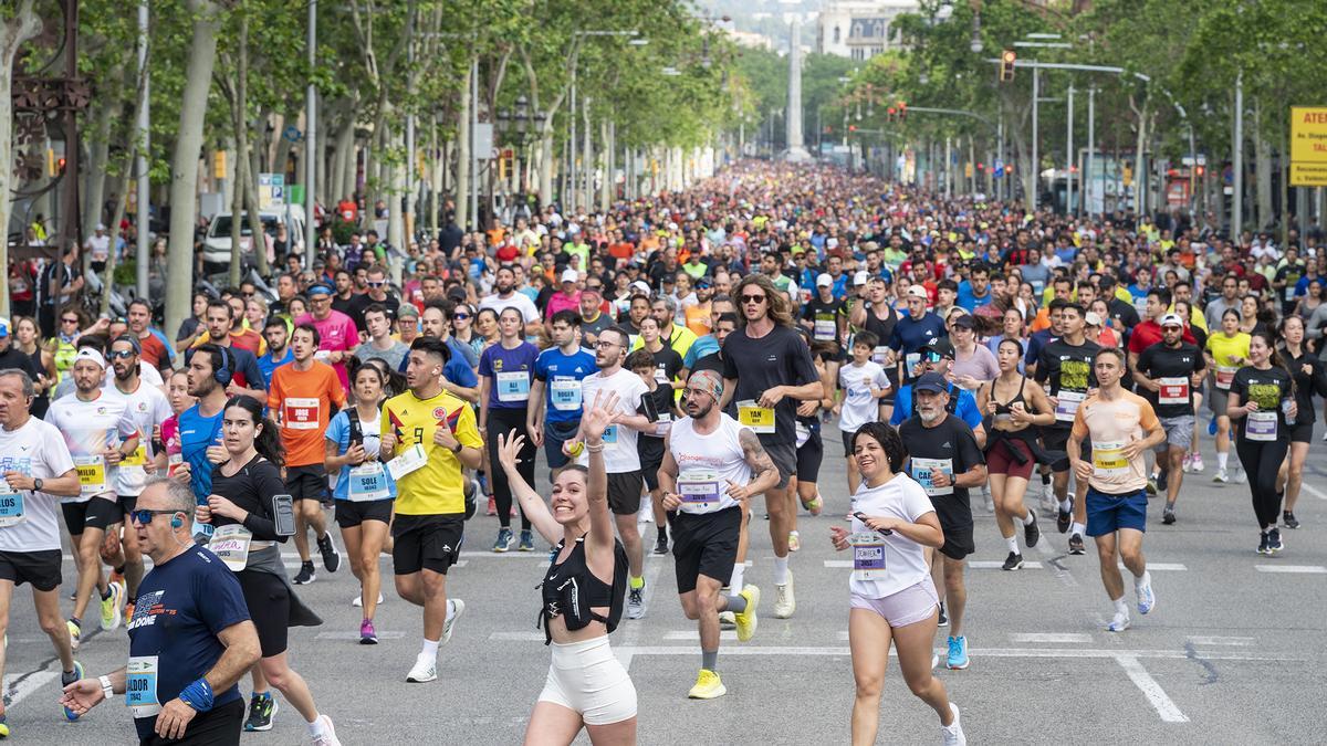 Los participantes descienden por el passeig de Gràcia durante la 44 edición de la Cursa de El Corte Inglés.