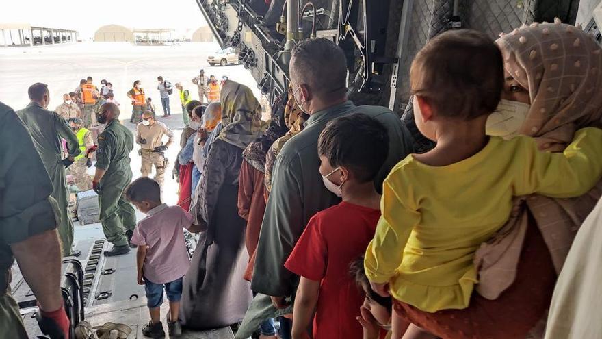 Niños y adultos, a su llegada ayer a Dubai tras haber sido repatriados de Afganistán por el Gobierno español.