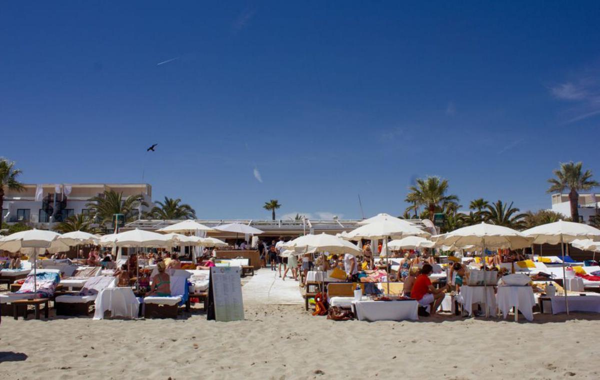 Tanit Beach Ibiza está al final de Platja d’en Bossa. |