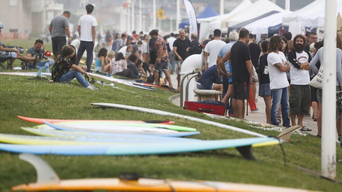 Ambiente en el paseo de Salinas durante una pasada edición del Longboard en Salinas.