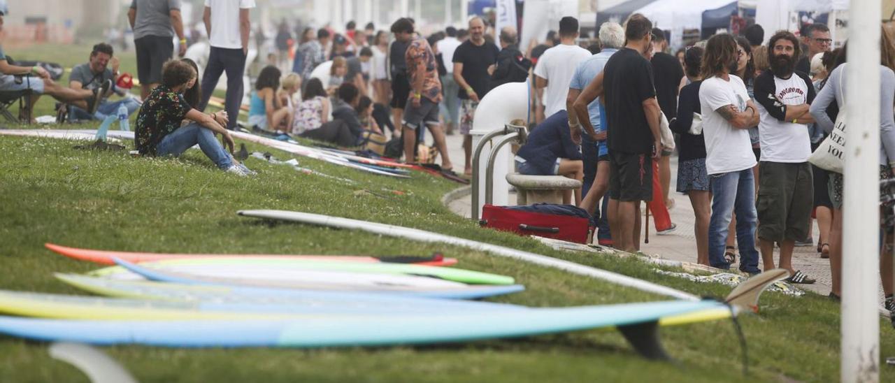 Ambiente en el paseo de Salinas  durante una pasada edición del Longboard. | Ricardo Solís