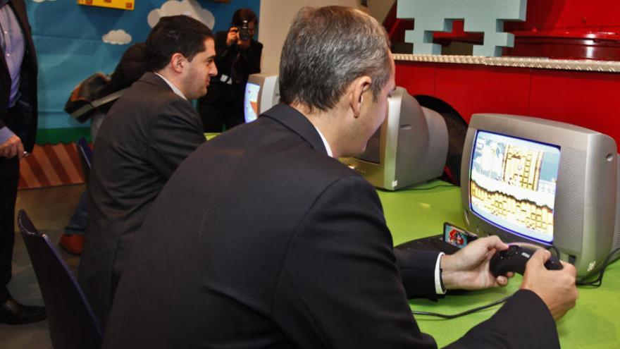 César Sánchez y Antonio Francés jugando con videoconsolas