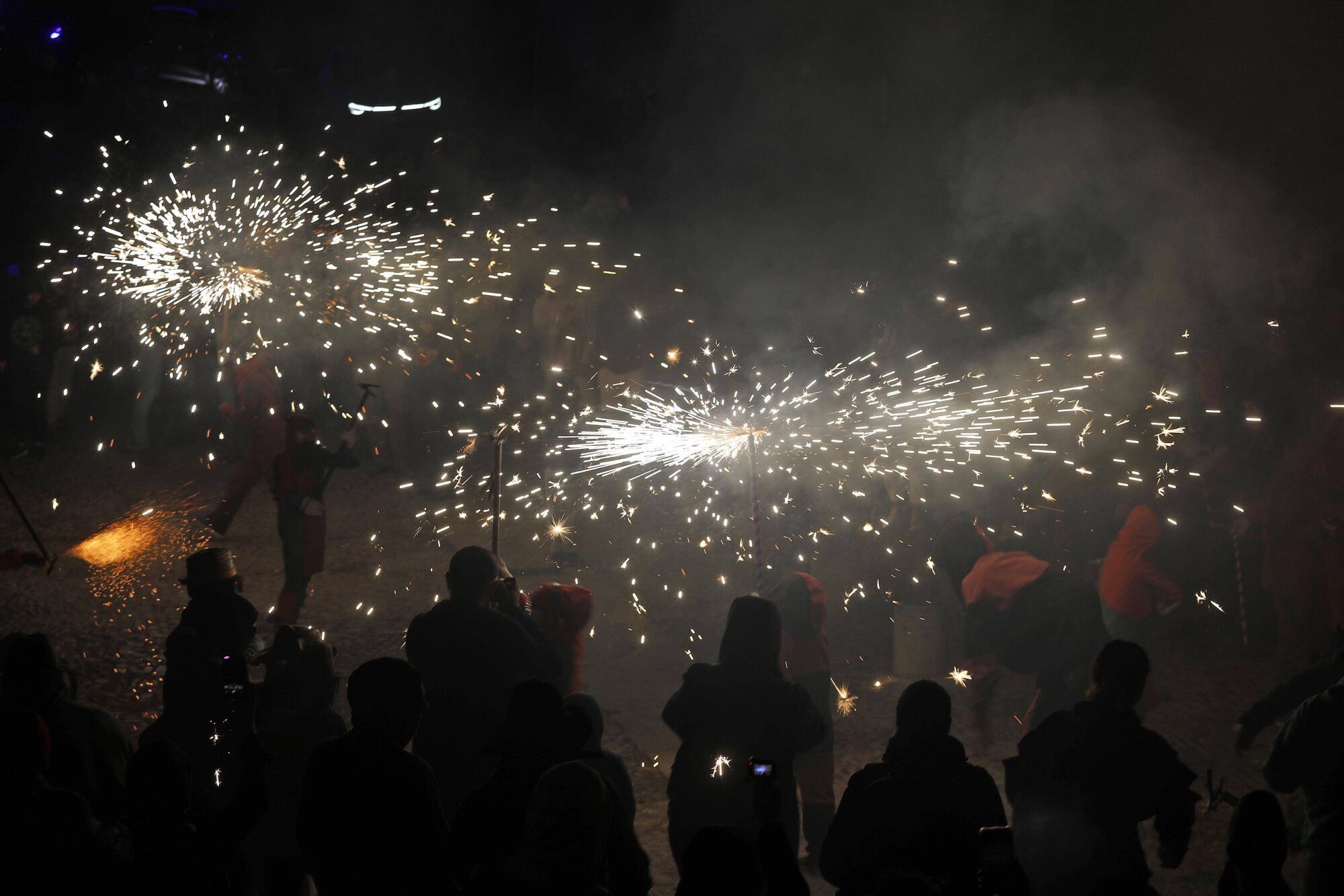 Girona. Plaça Sant Domenec. Correfoc infantil amb els Trons de l'Onyar. Fires.