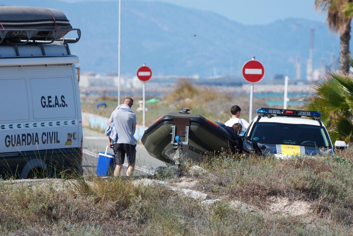 Los efectivos de Guardia Civil y Policía Local de Almassora se han desplazado hasta la playa.