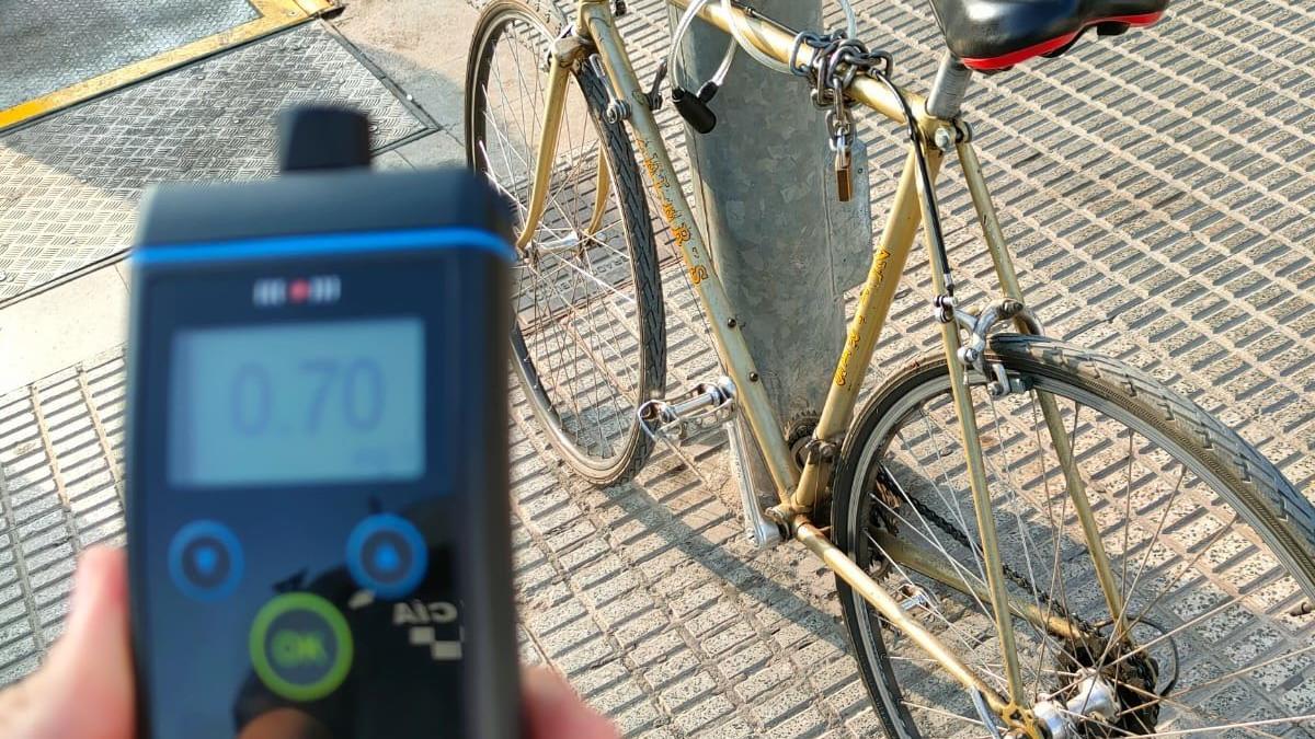 Un alcoholímetro, junto a una bici aparcada.