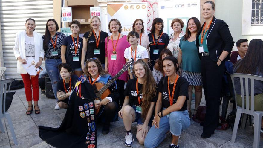 Las trece mujeres participantes en la novena edición del Live Library organizada por la Asociación Arrabal-AID.