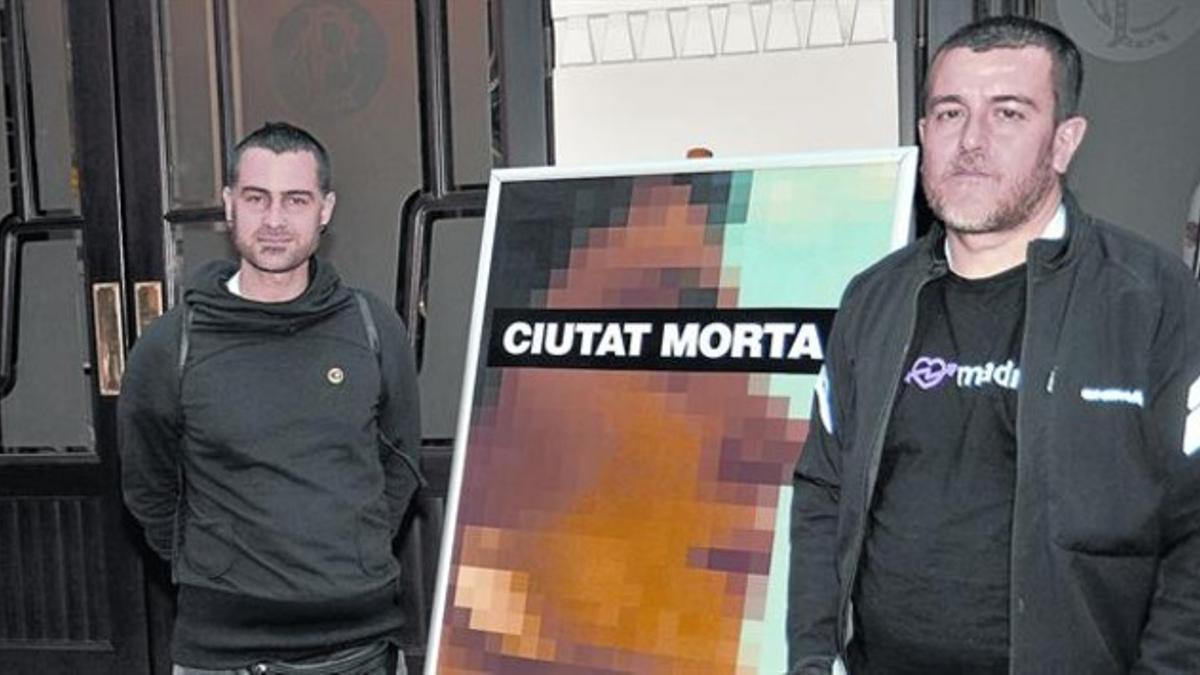 Xavier Artigas y Xapo Ortega, hace un año, junto al cartel de 'Ciutat morta', antes de una proyección.