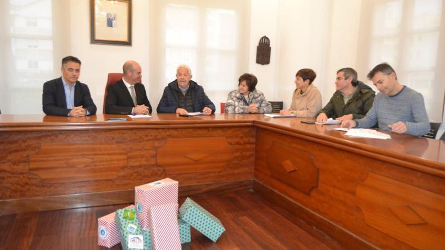 El Concello y la familia Davila firman el convenio que permitirá transformar el centro de Beluso