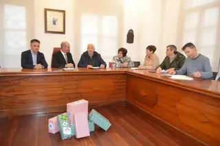 El Concello y la familia Davila firman el convenio que permitirá transformar el centro de Beluso