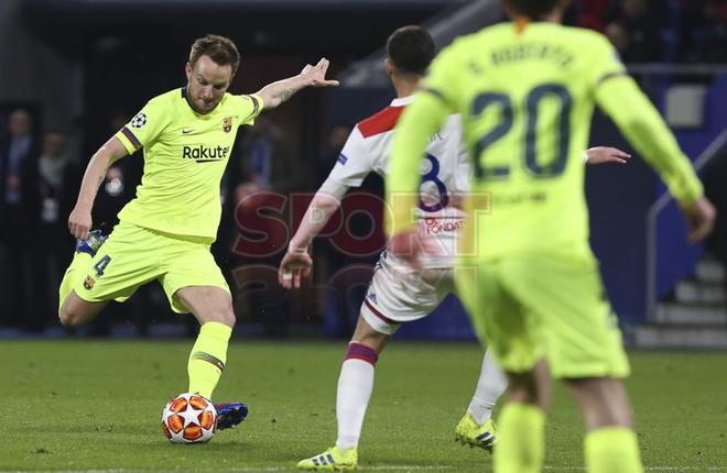 Jugada de Gerard Pique en el partido de ida de octavos de final de la Champions League