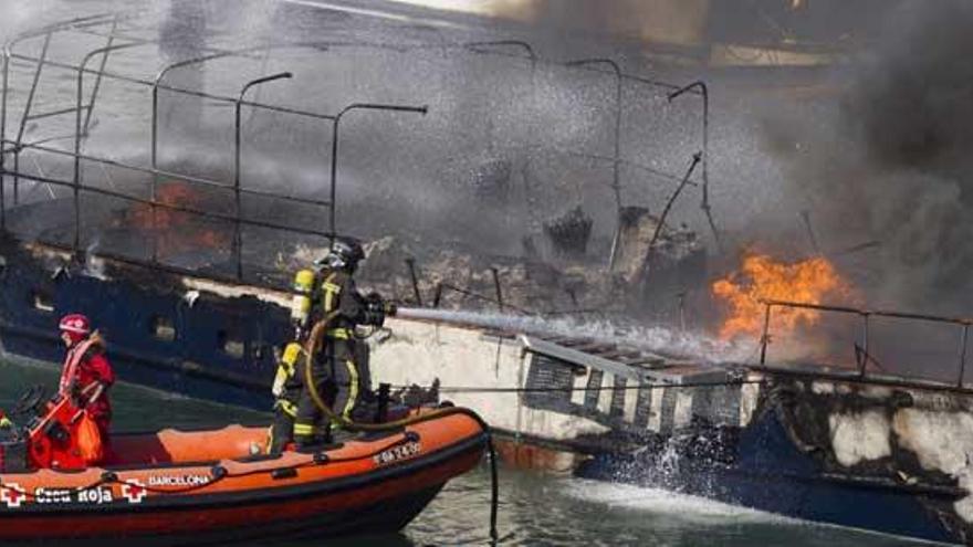 El fuego se extendió a cuatro barcos.