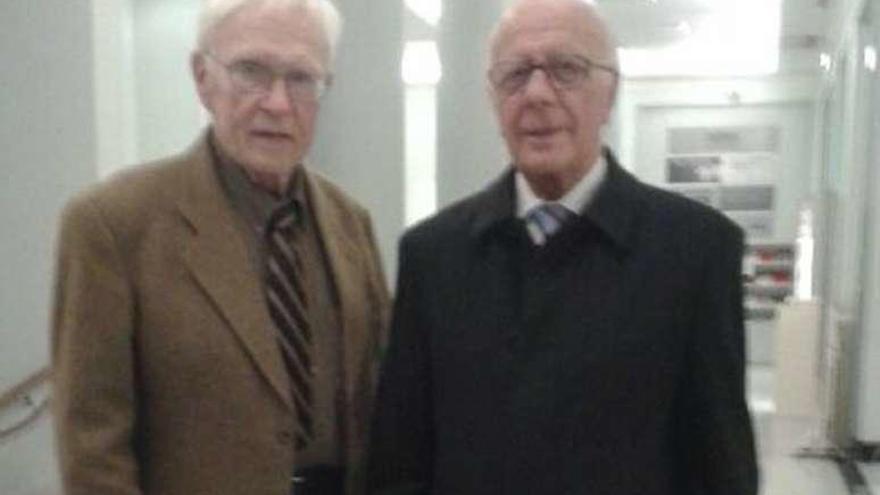 Fernando Álvarez Balbuena, a la derecha, con el historiador Stanley G. Payne, ayer, en Madrid.