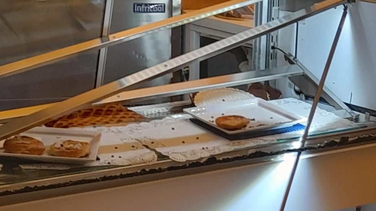 Susto entre los pasajeros: el oleaje provoca desperfectos en la cafetería del ferri de la línea Denia-Ibiza