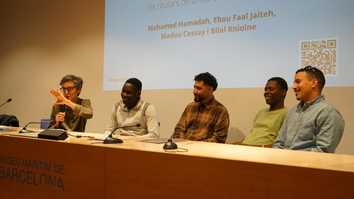 La abogada Laia Costa, junto a Madou Cessay, Bilal Knioine, Ebou Faal Jaiteh y Mohamed Hamadah