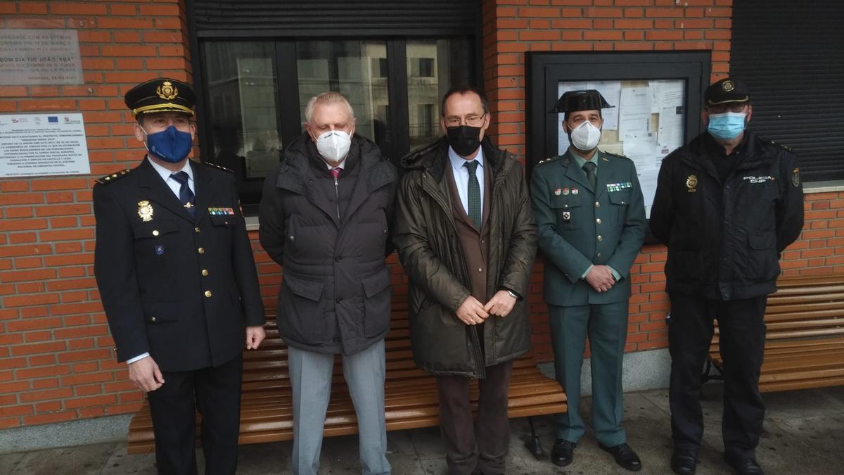 En el centro, el subdelegado del Gobierno en Zamora, Ángel Blanco, y el alcalde de Alcañices, Jesús Lorenzo, junto al comisario provincial, Guillermo Vara, y el teniente coronel y jefe de la Comandancia de la Guardia Civil en Zamora, Héctor David Pulido.