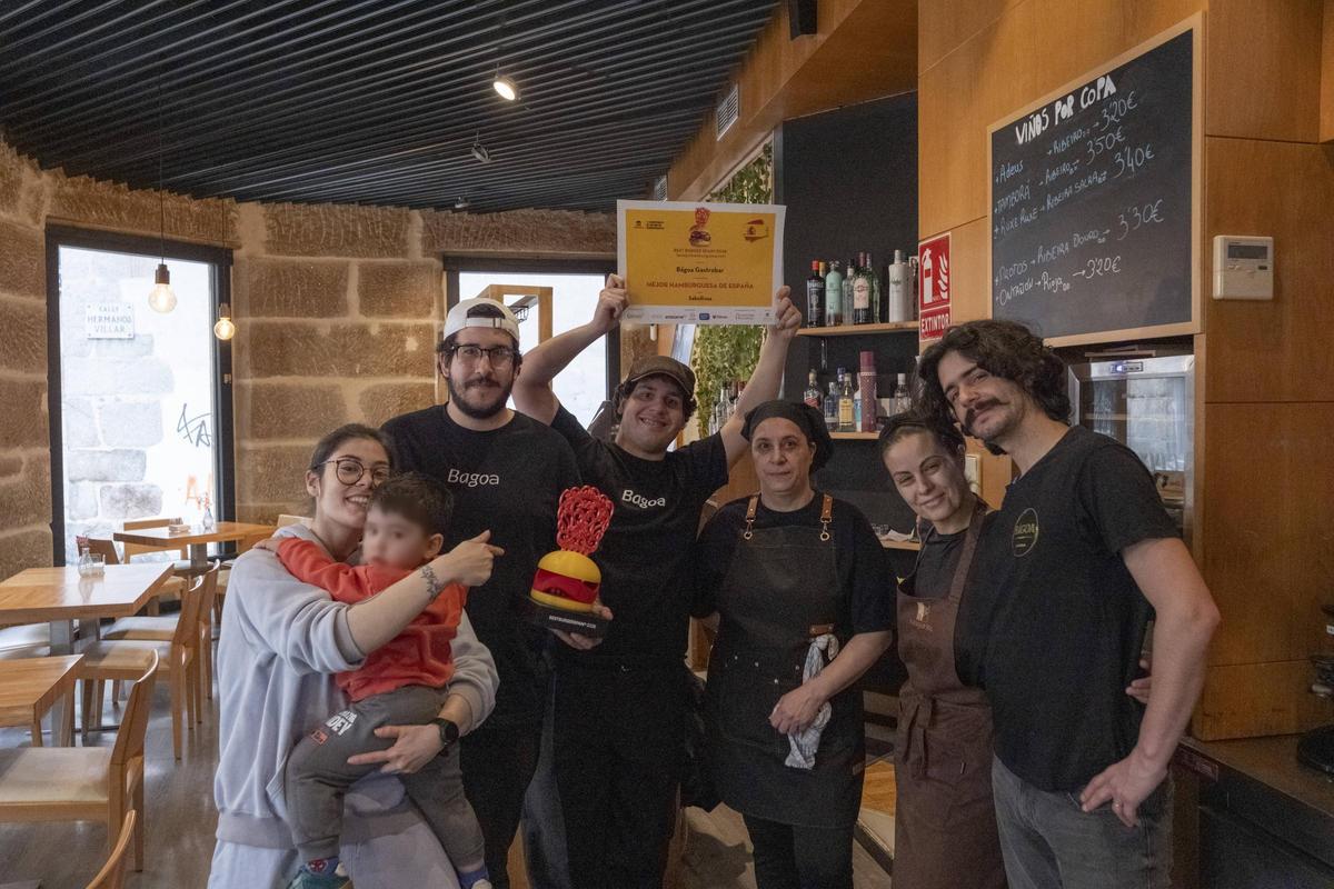 El equipo de Bágoa Gastrobar, con el premio que les reconoce como la mejor hamburguesa de España