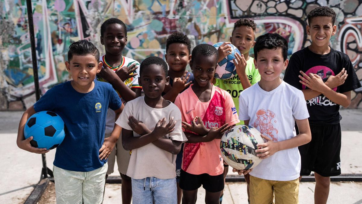 Niños del barrio de Rocafonda hacen la celebración del 304 de Lamine Yamal, en la pista donde jugaba el extremo de pequeño.