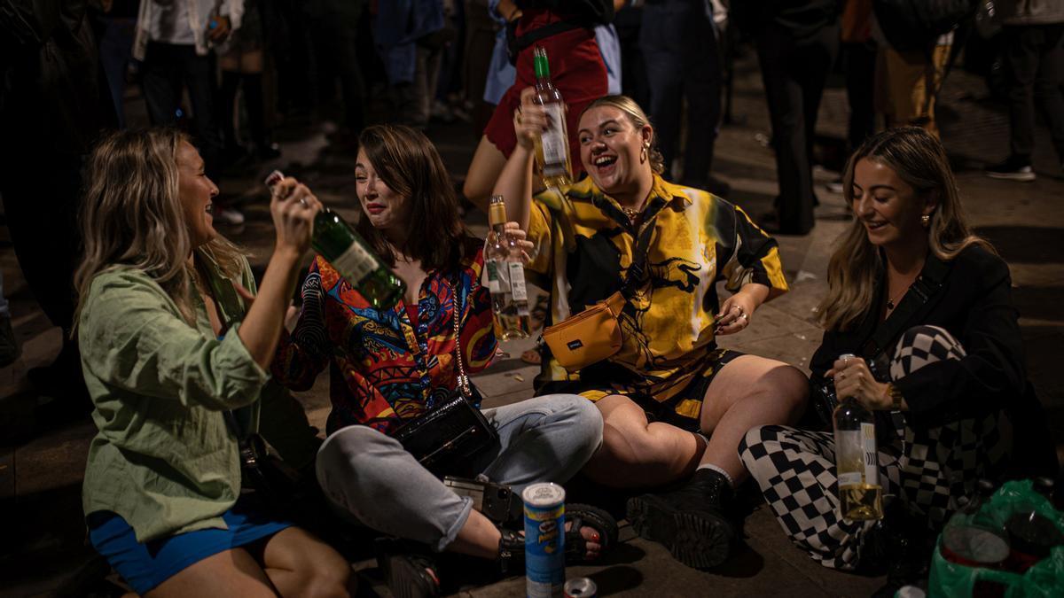 Botellón, tras la apertura de las discotecas, en el Born de Barcelona.