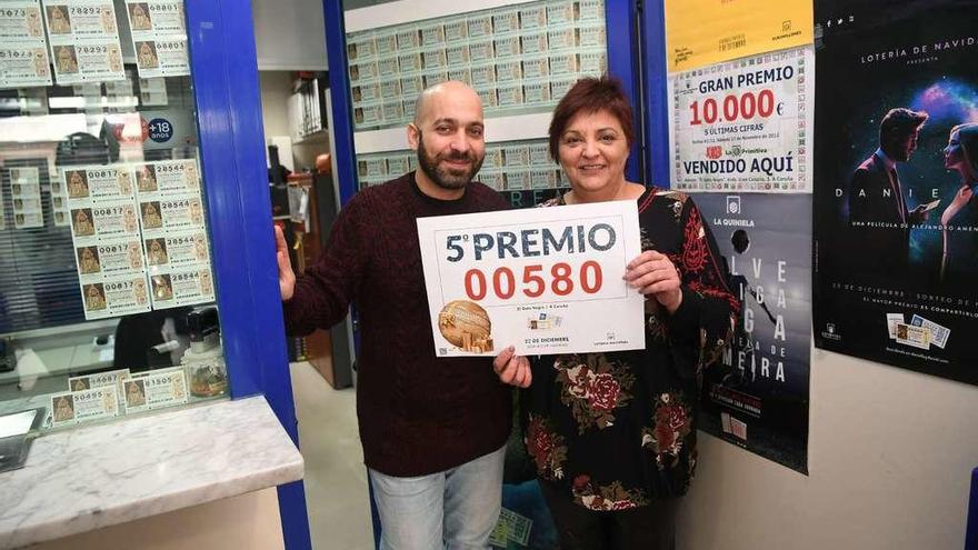 David Castelo, con su suegra, Marita López, dueña de la administración El Gato Negro, en el número 3 de la avenida Gran Canaria.