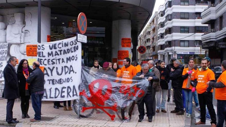 Vecinos de las viviendas, ayer, concentrados una jornada más frente a la delegación territorial de la Junta.