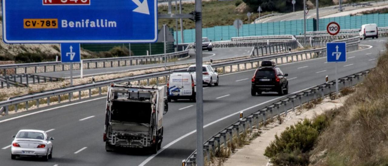 Camiones transitan por la autovía que une Alicante y València por el interior. | JUANI RUZ