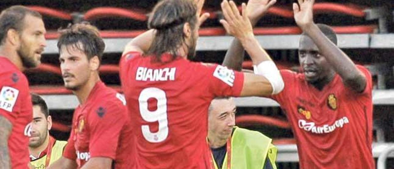 Sissoko celebra con Bianchi el gol que marcó el domingo ante el Llagostera.