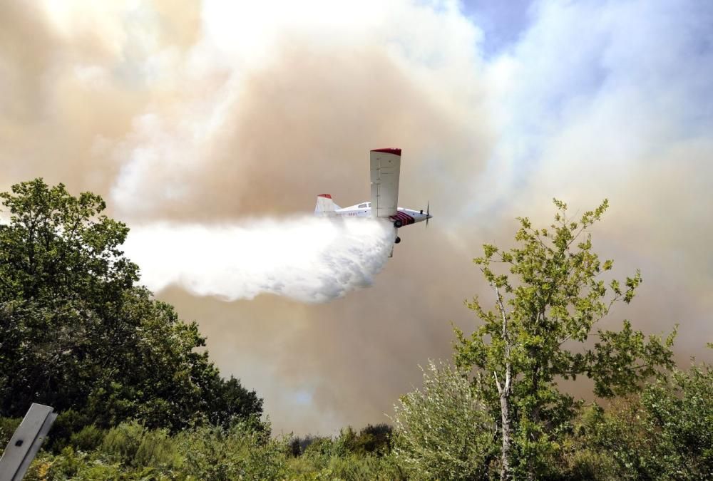 Las imágenes del incendio de Rodeira. // Bernabé | Javier Lalín