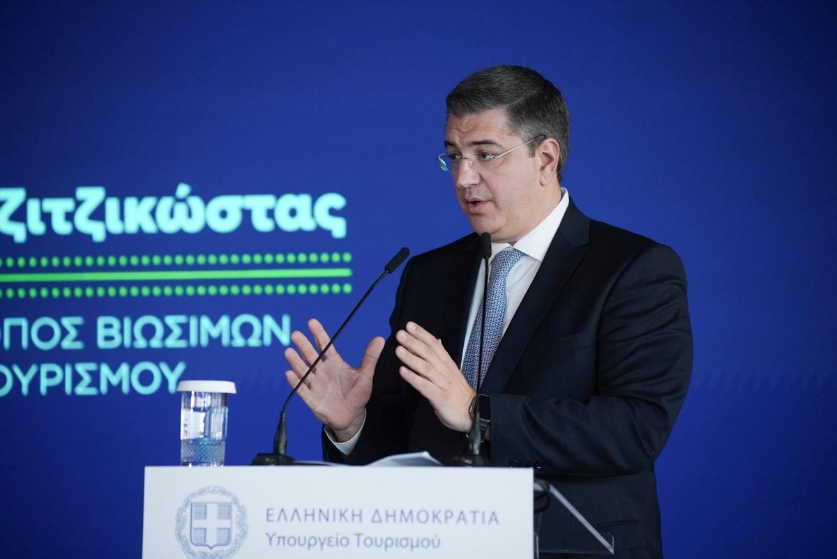Apostolos Tzitzikostas durante un acto de la CE