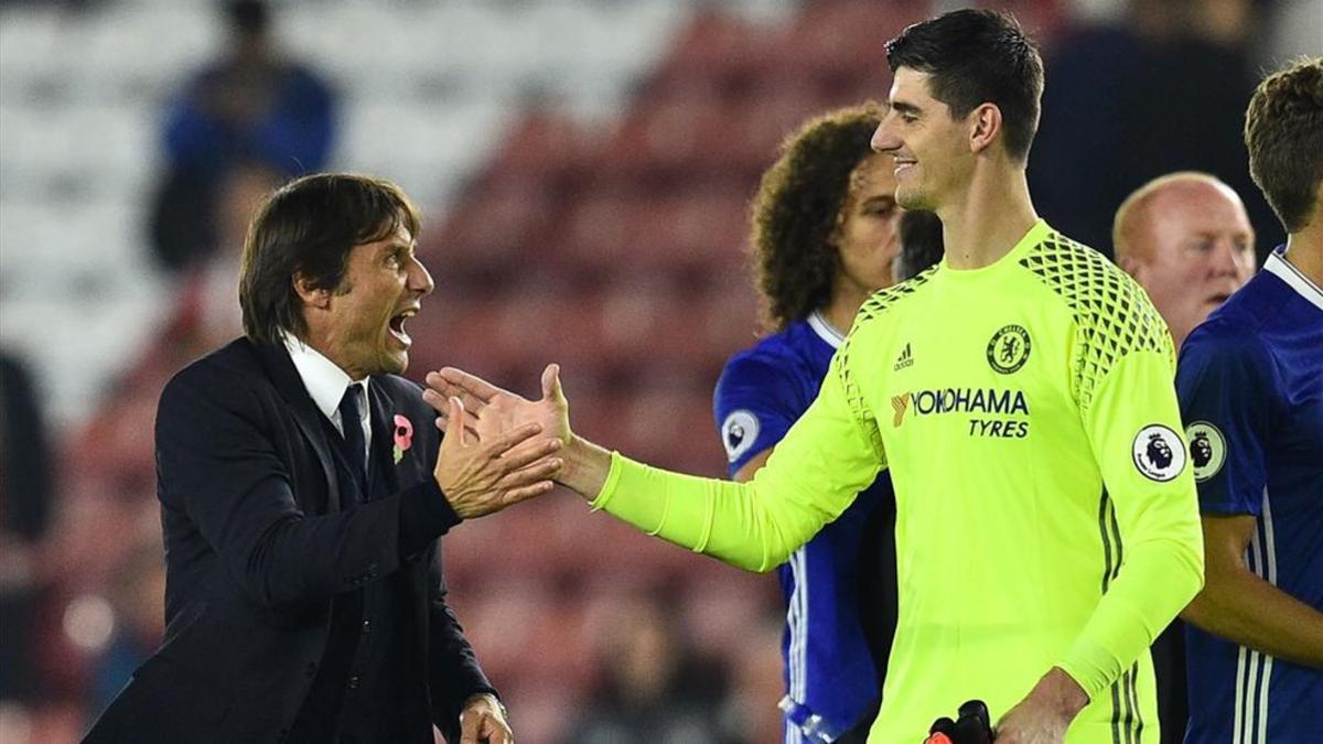 Courtois prefiere seguir junto a Conte en la Premier