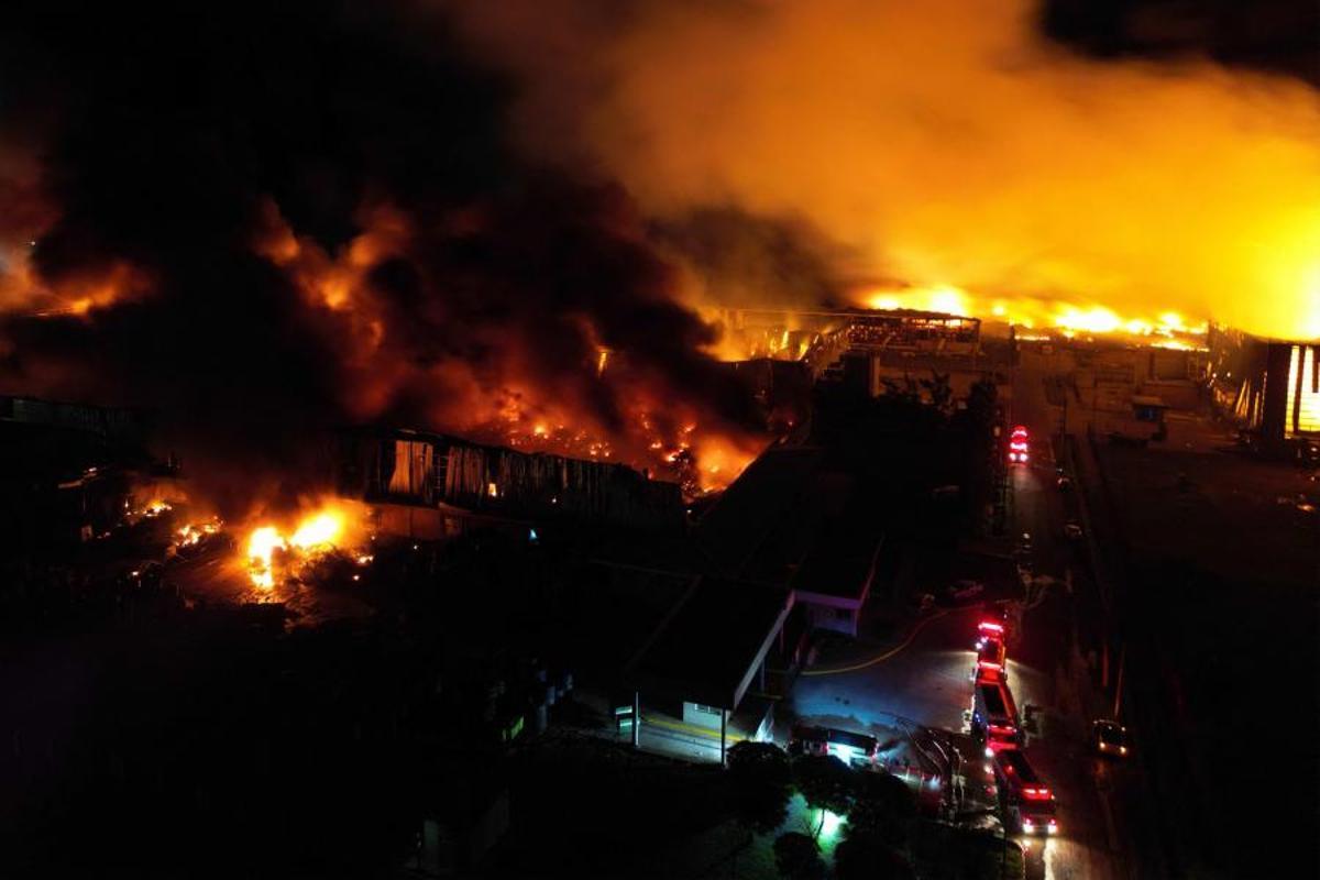 Una fuerte explosión en una zona industrial cerca del principal aeropuerto de Argentina deja al menos 15 heridos