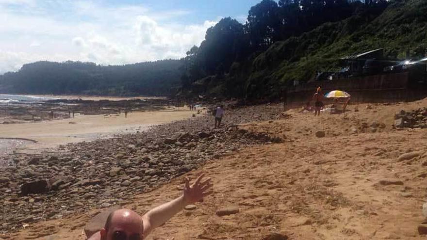 Un usuario muestra el estado de la playa del Astilleru ayer, en Lastres.