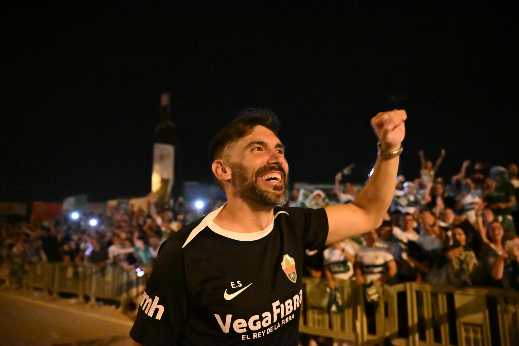 La afición del Elche recibe a los héroes del ascenso a su llegada al Martínez Valero