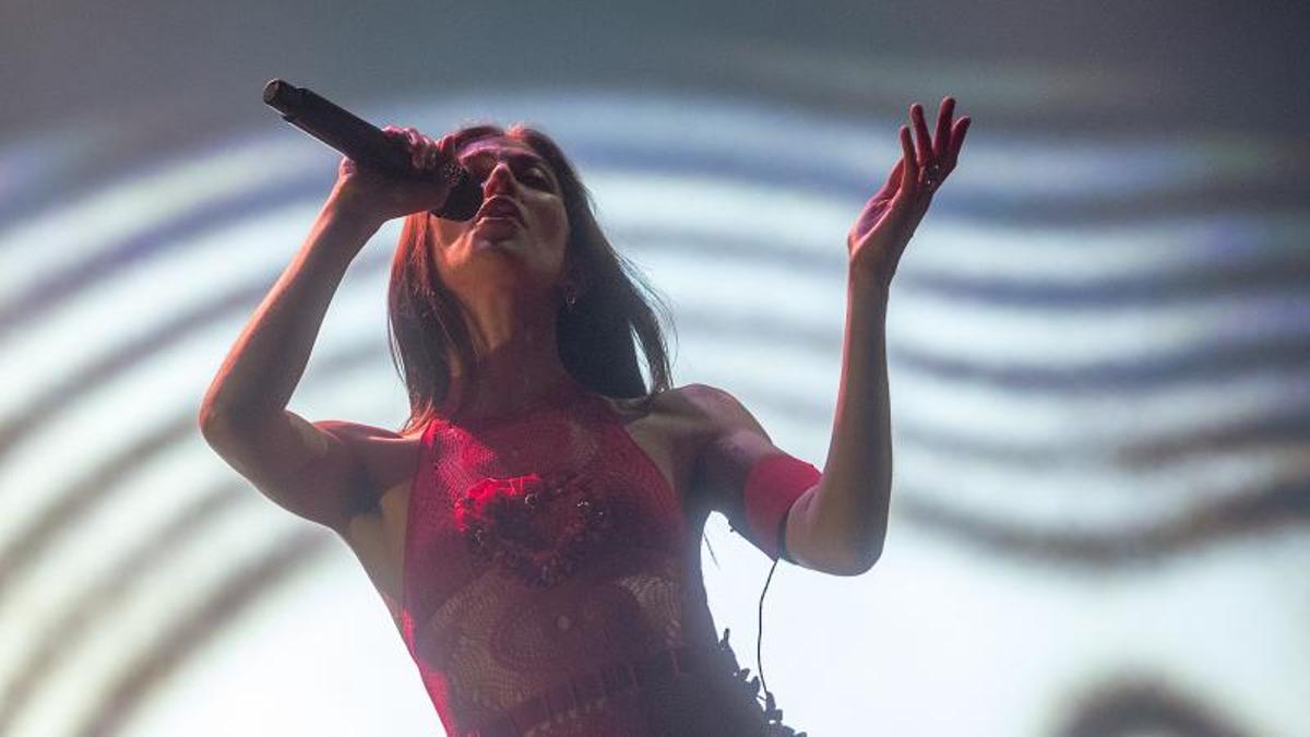 La vocalista Caroline Polachek durante su actuación en el festival Primavera Sound.