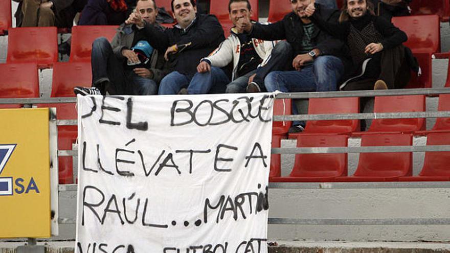 així ho deia una pancarta L&#039;afició demana a Del Bosque que convoqui Raúl... Martín