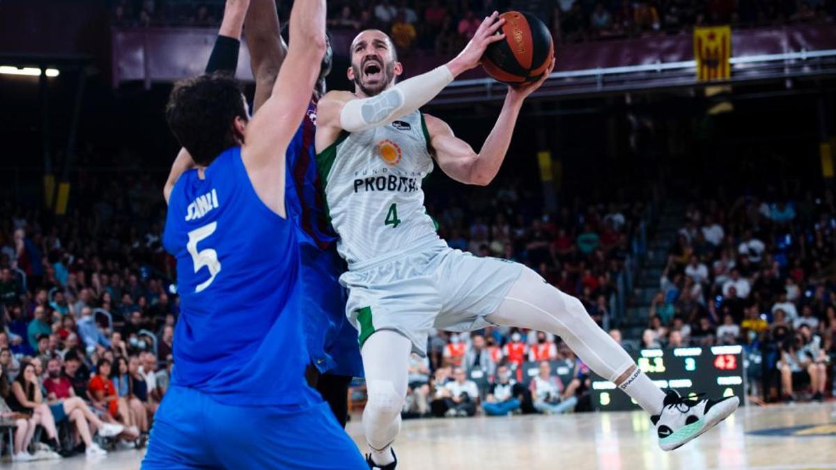 Pau Ribas en un acción del partido ante el Barça