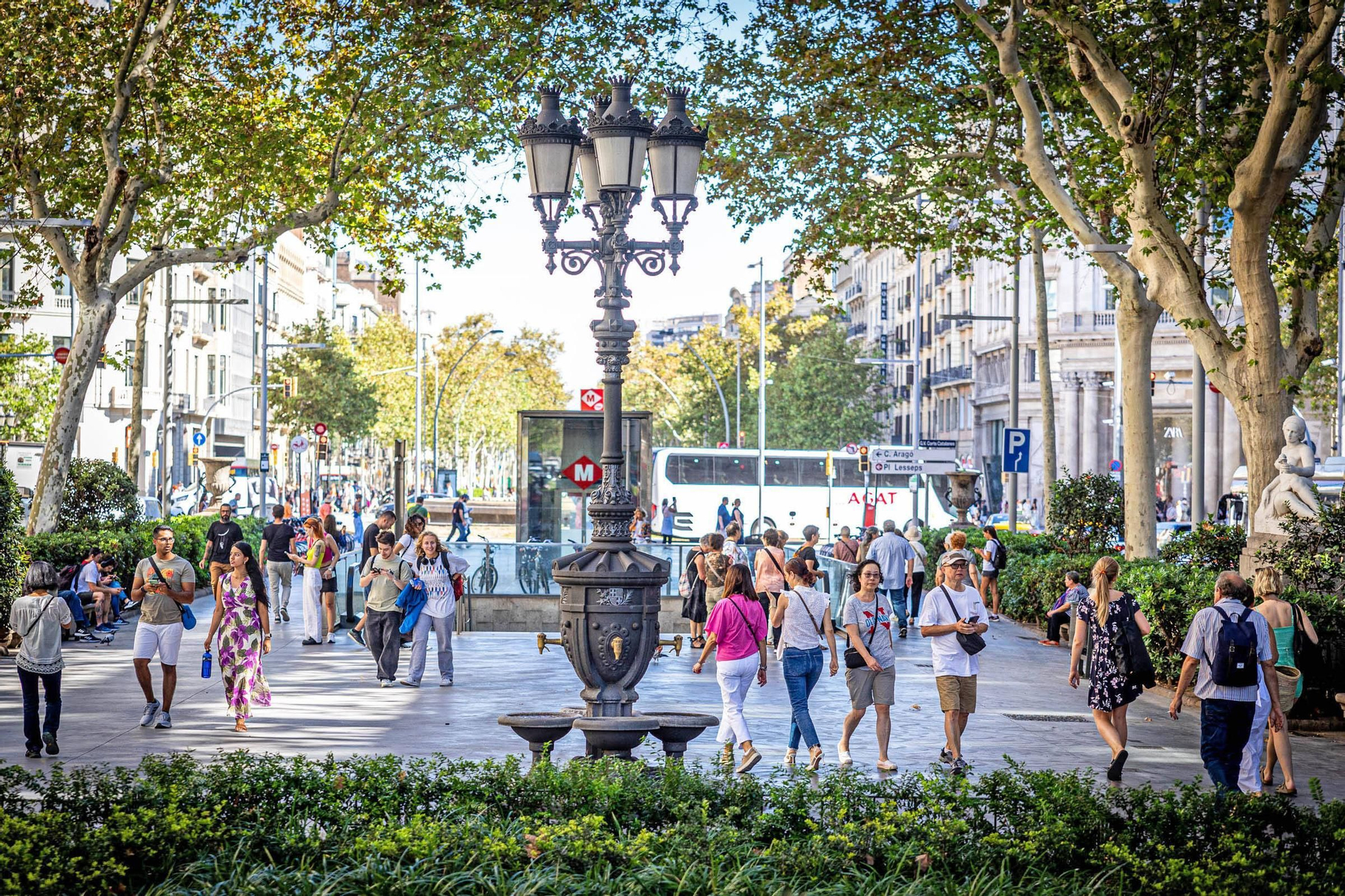 La Gran Via de Barcelona, vista desde la Rambla Catalunya.