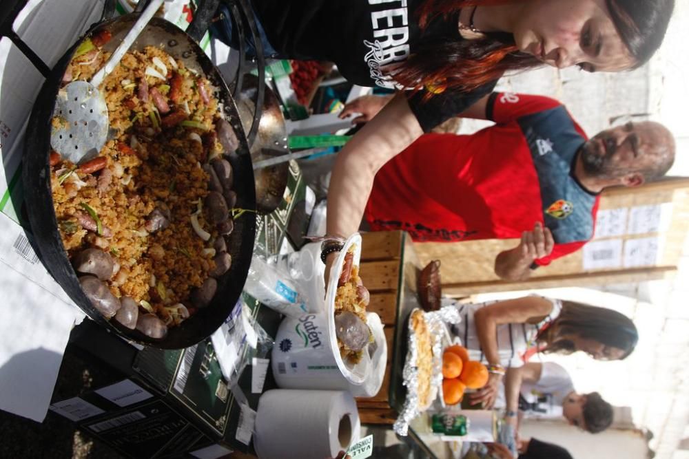 Catalanes y murcianos comparten almuerzo en las vías