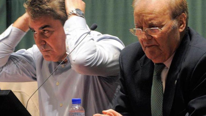 Alfonso Román López, a la izquierda, y Emilio Losa, durante una asamblea colegial celebrada el pasado 8 de enero.