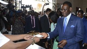 Teodoro Obiang Nguema y su mujer votan en un centro electoral, en Malabo, este domingo.