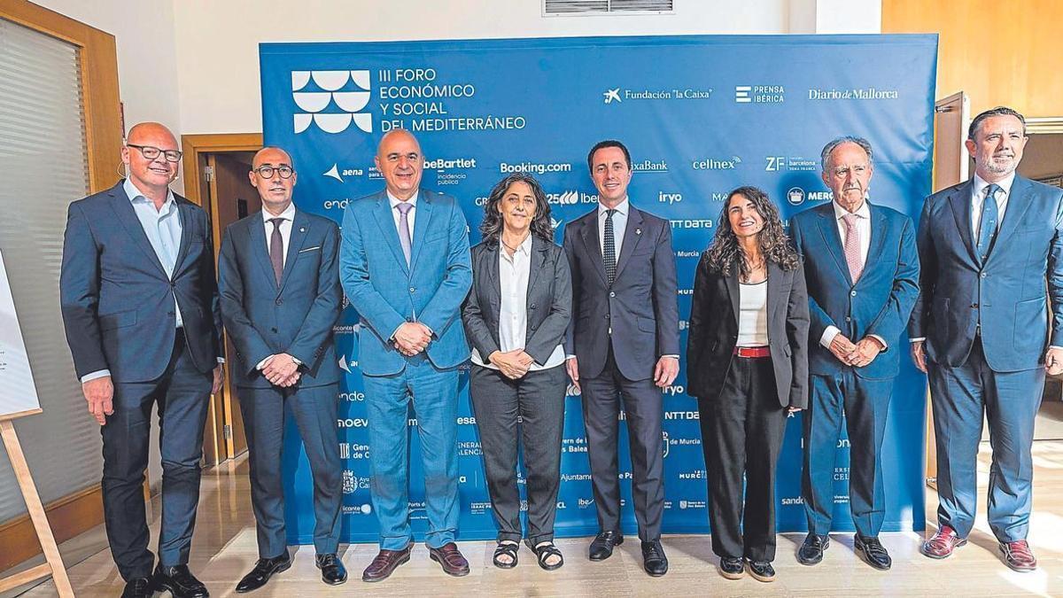 Antoni Riera, director de Fundación Impulsa Balears; Óscar Portas, presidente del Consell de Formentera; Vicent Marí, presidente del Consell d’Eivissa; Marisa Goñi, directora de Diario de Mallorca; Llorenç Galmés, presidente del Consell de Mallorca; Cristina Martín, directora de Diario de Ibiza; José Javier Sanz , presidente de la Autoridad Portuaria de Balears; y Alejandro Sáenz de San Pedro; conseller de Empresa, Autónomos y Energía