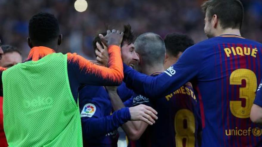 Leo Messi es felicitado por sus compañeros de equipo tras el tanto que anotó ayer.