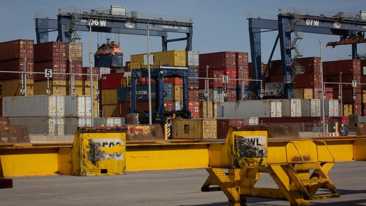 Contenedores de mercancías en una terminal portuaria.