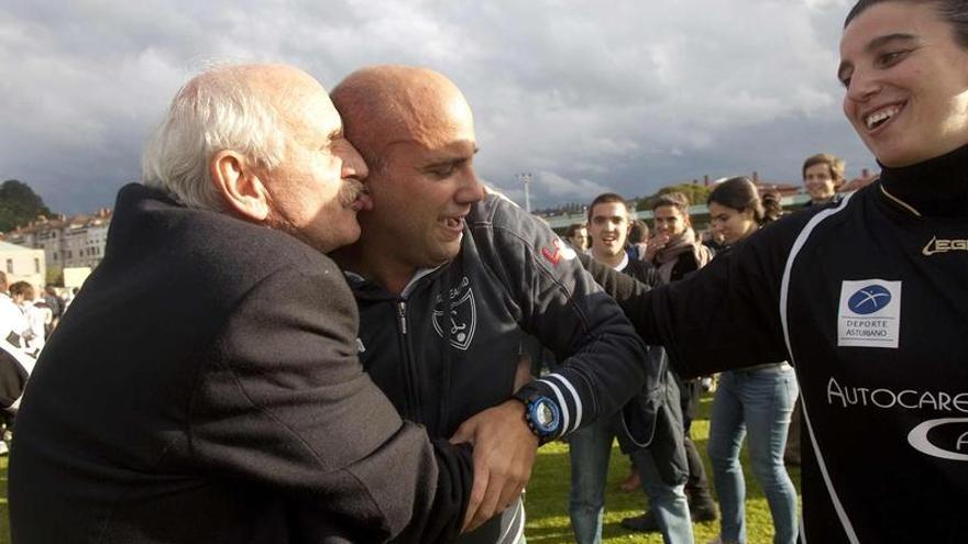 Isidro Fernández Rozada besa a su hijo Javi Rozada tras el partido. |