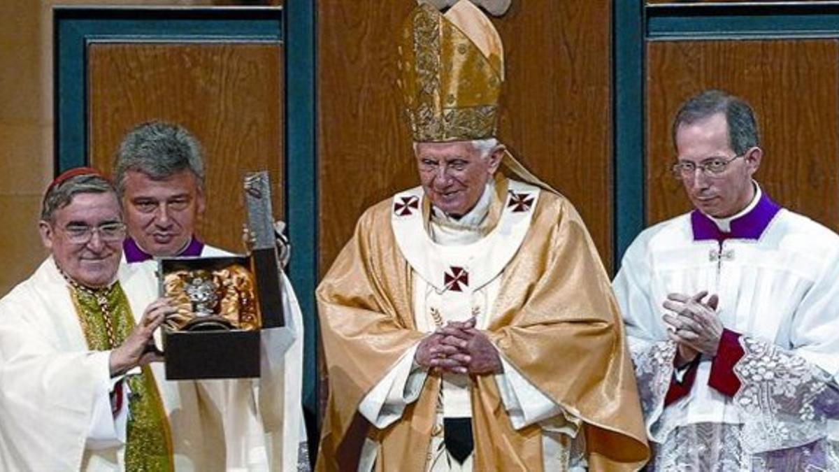 El cardenal arzobispo de Barcelona, Lluís Martínez Sistach, muestra un regalo del Papa, en la Sagrada Família.
