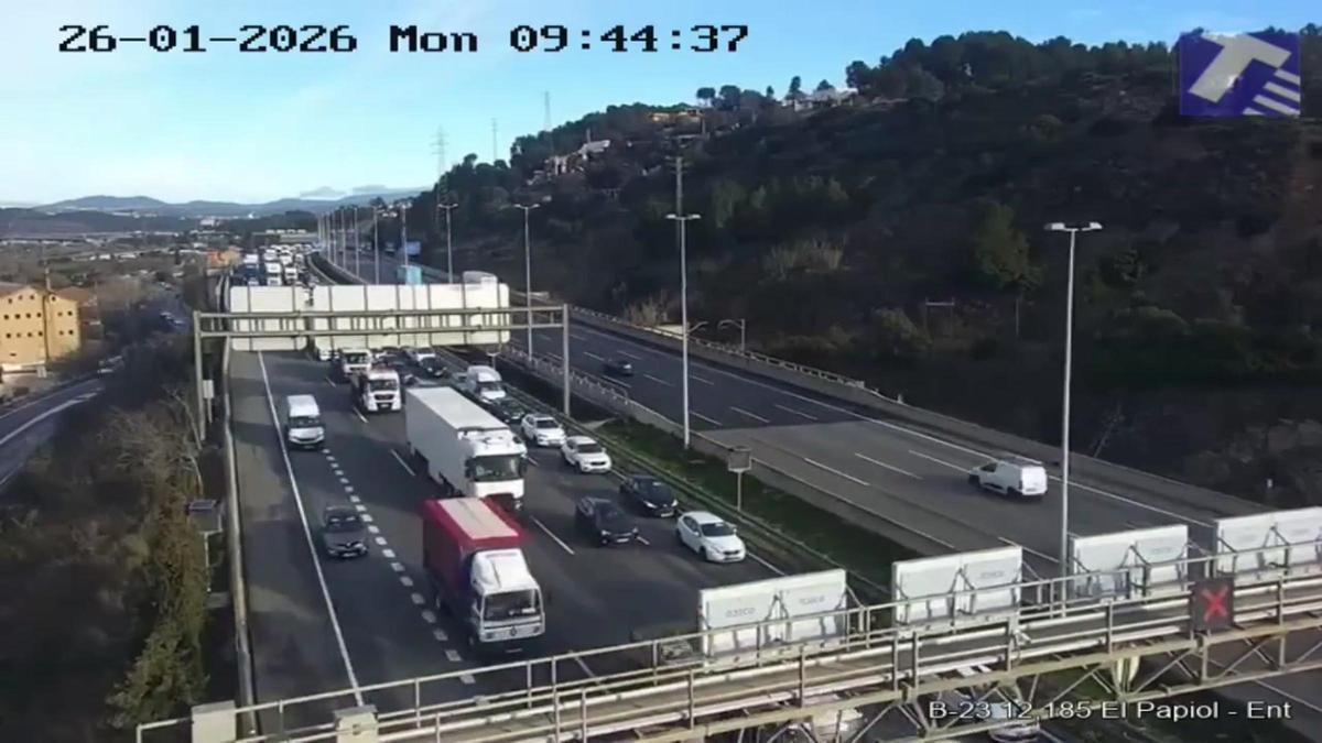 Lunes complicado de tráfico, con retenciones en los accesos por carretera a Barcelona