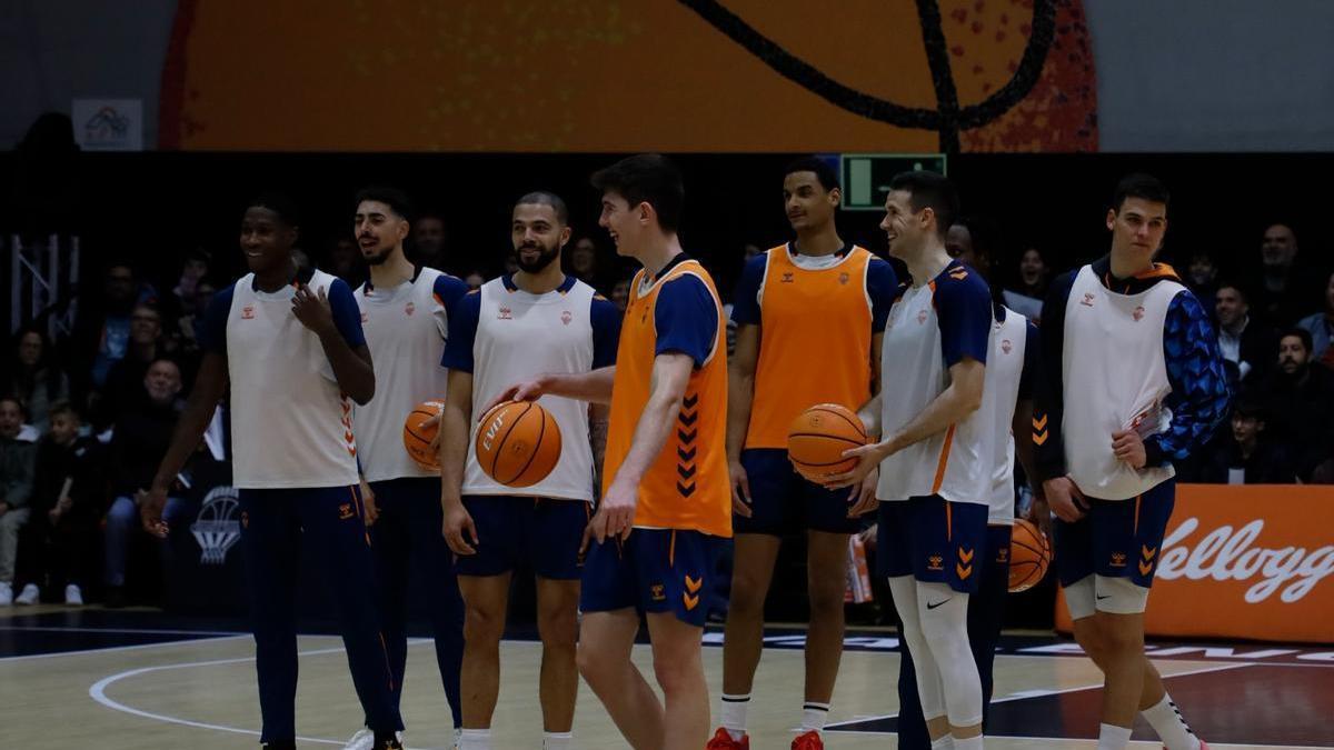 Los jugadores del Valencia Basket, en el entrenamiento abierto de este viernes en L'Alqueria.