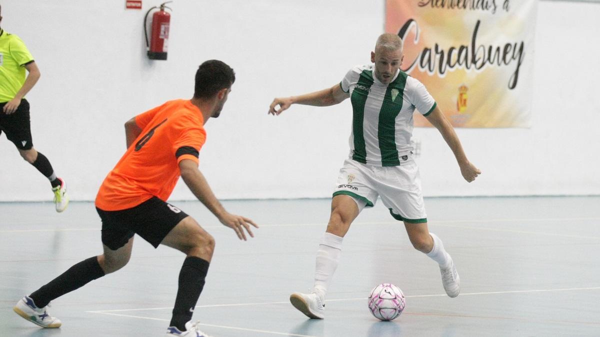 Miguelín trata de regatear a un rival del África Ceutí en el amistoso del Córdoba Futsal jugado el pasado sábado.
