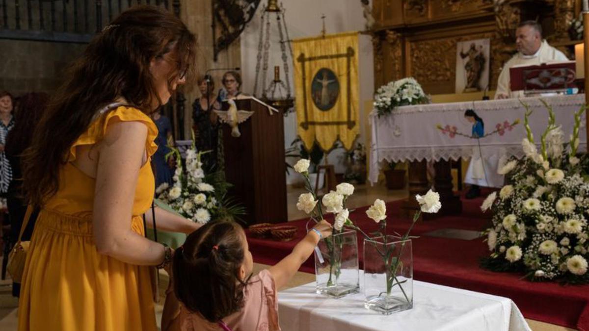 La Virgen de las Nieves, entre flores y abanicos, vuelve a la calle